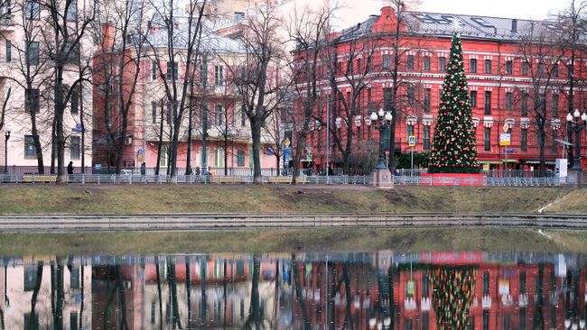 Новогодняя елка на Патриарших прудах в Москве Новогодняя елка на Патриарших прудах в Москве