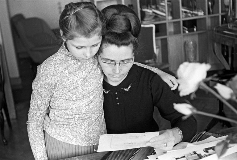 Валентина Гагарина и ее дочь Лена читают письма, пришедшие в редакцию журнала Огонек после гибели Юрия Алексеевича Гагарина