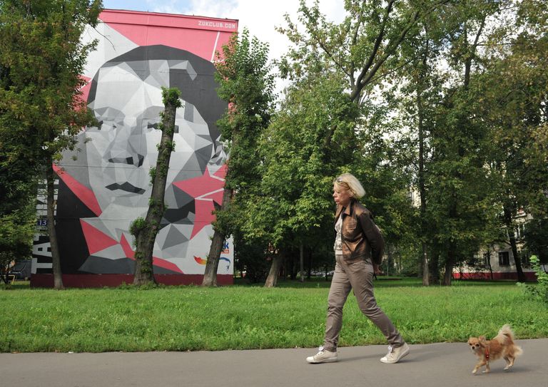 Портрет художника Владимира Татлина на стене дома в Москве