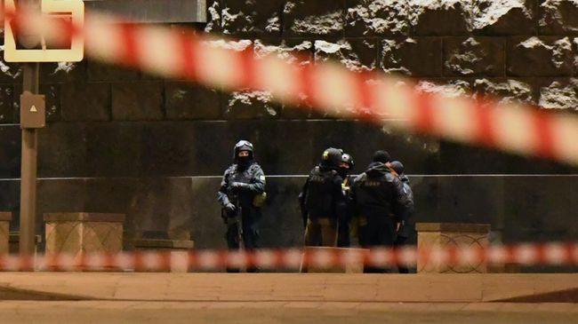 Бойцы СОБРа у здания ФСБ на Лубянской площади в Москве, где произошла стрельба