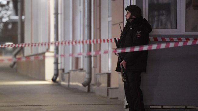 Вооруженный сотрудник полиции в оцеплении у здания ФСБ на Лубянской площади в Москве, где произошла стрельба Вооруженный сотрудник полиции в оцеплении у здания ФСБ на Лубянской площади в Москве, где произошла стрельба
