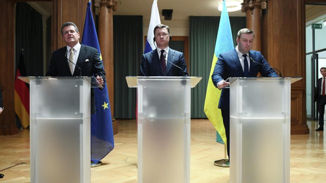 Вице-президент Еврокомиссии Марош Шефчович, министр энергетики России Александр Новак и глава Минэнерго Украины Алексей Оржель во время пресс-конференции после трехсторонних переговоров по газу. 19 декабря 2019 Вице-президент Еврокомиссии Марош Шефчович, министр энергетики России Александр Новак и глава Минэнерго Украины Алексей Оржель во время пресс-конференции после трехсторонних переговоров по газу. 19 декабря 2019