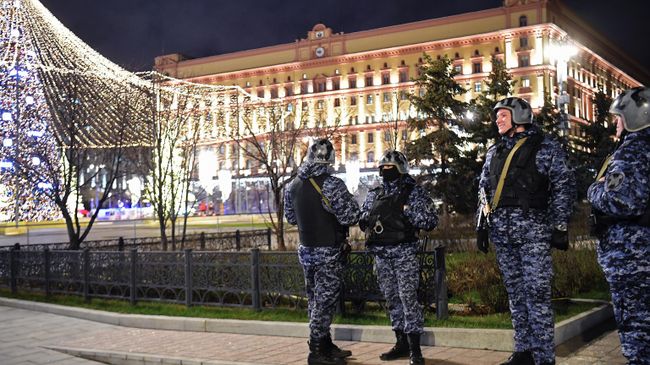 Сотрудники силовых структур недалеко от здания ФСБ на Лубянской площади в Москве Сотрудники силовых структур недалеко от здания ФСБ на Лубянской площади в Москве