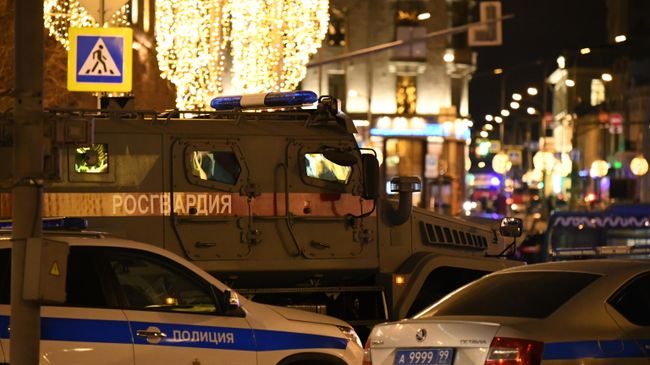 Автомобили полиции и Росгвардии на улице Большая Лубянка, где рядом со зданием ФСБ произошла стрельба