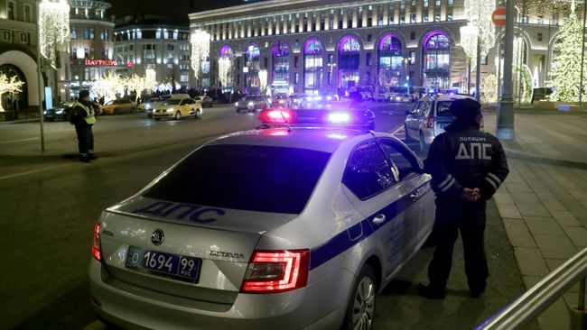Сотрудники ДПС на Лубянской площади недалеко от здания ФСБ в Москве, рядом с которым произошла стрельба Сотрудники ДПС на Лубянской площади недалеко от здания ФСБ в Москве, рядом с которым произошла стрельба