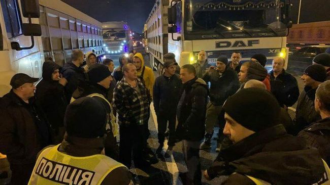 Аграрии перекрыли дороги в Одесской области Аграрии перекрыли дороги в Одесской области