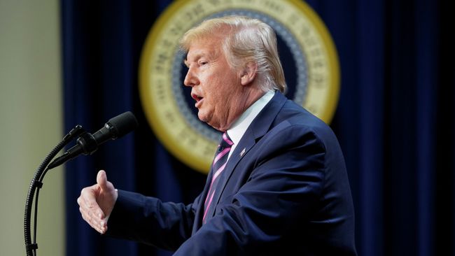 Президент США Дональд Трамп во время выступления в Белом доме Президент США Дональд Трамп во время выступления в Белом доме