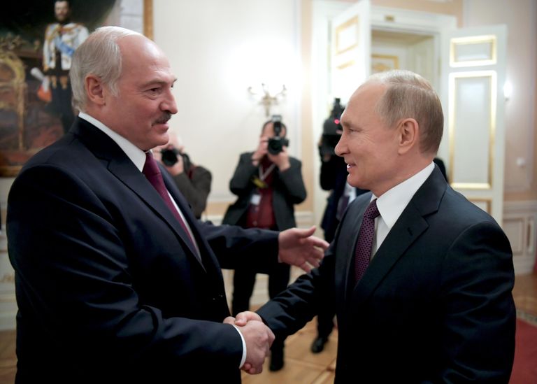 Президент РФ Владимир Путин и президент Белоруссии Александр Лукашенко во время встречи в Санкт-Петербурге Президент РФ Владимир Путин и президент Белоруссии Александр Лукашенко во время встречи в Санкт-Петербурге