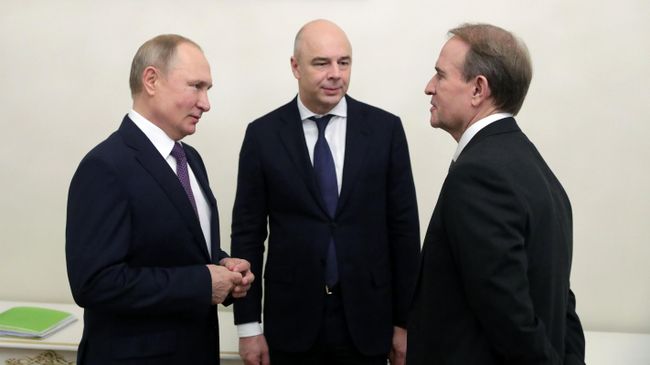 Президент РФ Владимир Путин, министр финансов РФ Антон Силуанов и глава политического совета украинской партии Оппозиционная платформа - За жизнь Виктор Медведчук во время беседы в Санкт-Петербурге. 20 декабря 2019