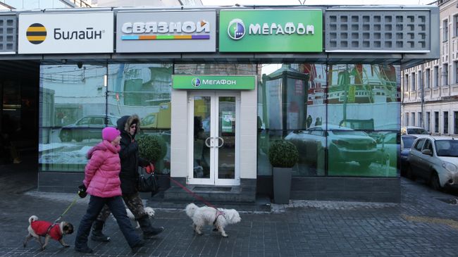 Прохожие у салона связи в Москве Прохожие у салона связи в Москве