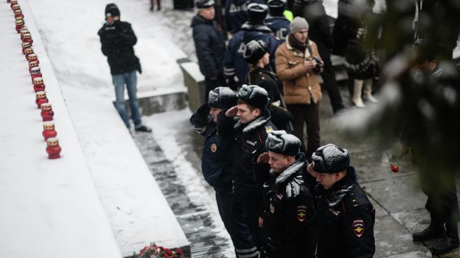 Сотрудники полиции России возлагают цветы к мемориальному комплексу Вечный Огонь Славы в Великом Новгороде Сотрудники полиции России возлагают цветы к мемориальному комплексу Вечный Огонь Славы в Великом Новгороде