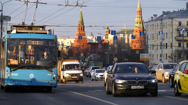 Автомобильное движение на одной из улиц в центре Москвы Автомобильное движение на одной из улиц в центре Москвы