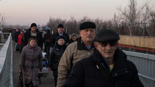Жители на контрольно-пропускном пункте Станица Луганская в Луганской области Жители на контрольно-пропускном пункте Станица Луганская в Луганской области