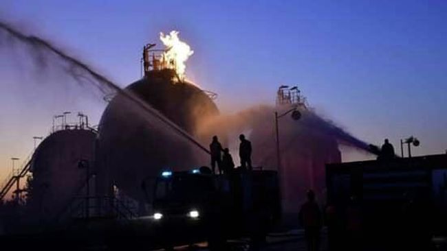 Пожарные во время ликвидации последствий теракта на одном из объектов нефтегазового комплекса в центральной части Сирии Пожарные во время ликвидации последствий теракта на одном из объектов нефтегазового комплекса в центральной части Сирии