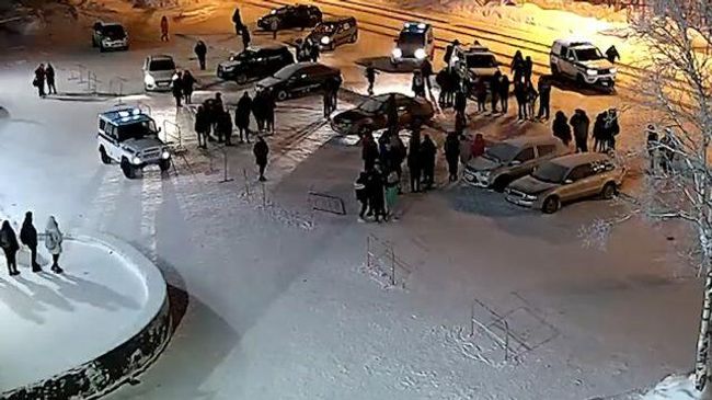 Кадры нападения подростков на полицейских в Апатитах Кадры нападения подростков на полицейских в Апатитах
