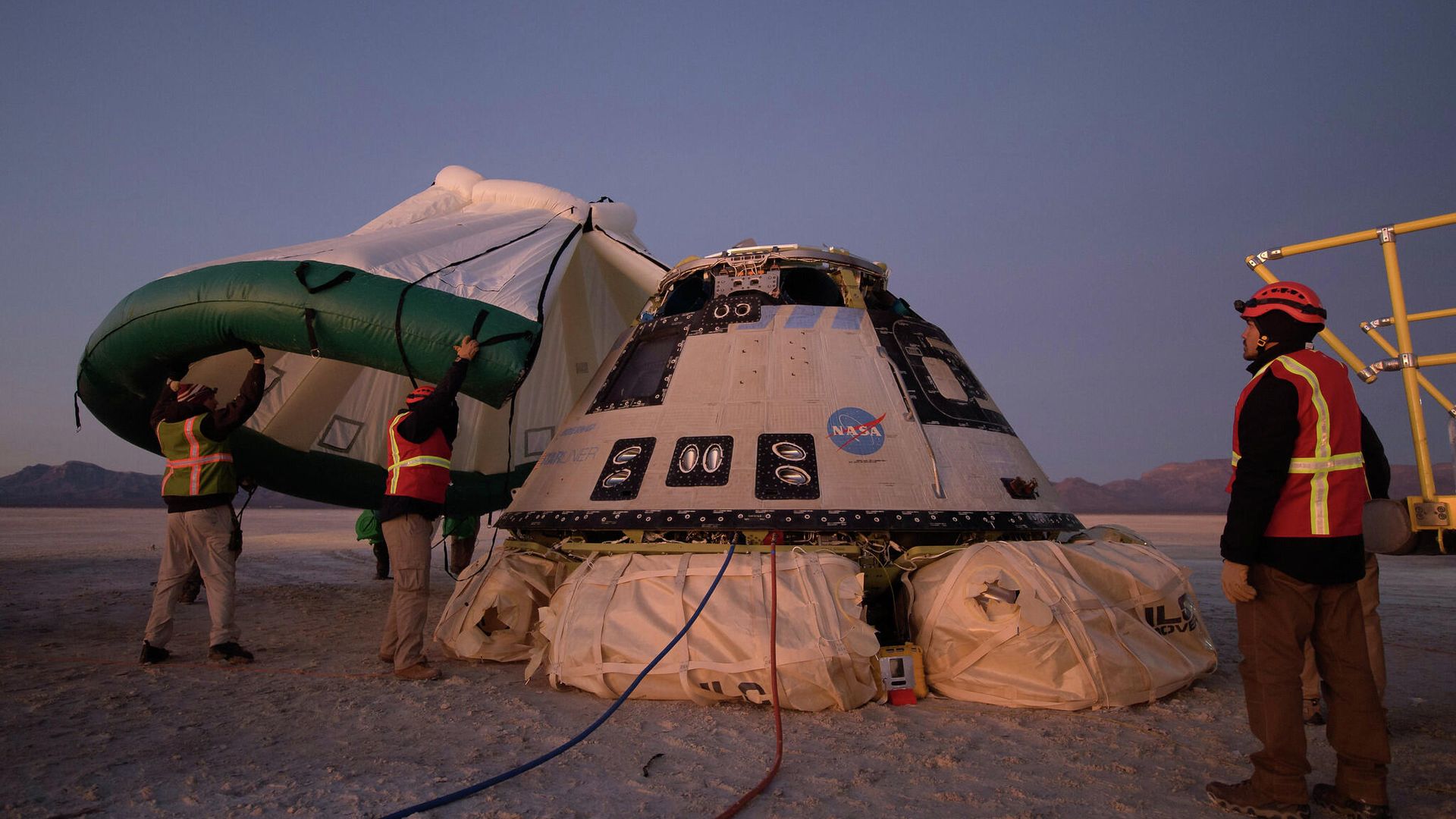 Космический корабль Boeing CST-100 Starliner после приземления на полигоне Уайт-Сэндс в Нью-Мексико, 22 декабря 2019 года Космический корабль Boeing CST-100 Starliner после приземления на полигоне Уайт-Сэндс в Нью-Мексико, 22 декабря 2019 года - РИА Новости, 1920, 06.09.2024