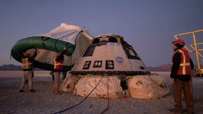 Космический корабль Boeing CST-100 Starliner после приземления на полигоне Уайт-Сэндс в Нью-Мексико. 22 декабря 2019 Космический корабль Boeing CST-100 Starliner после приземления на полигоне Уайт-Сэндс в Нью-Мексико. 22 декабря 2019