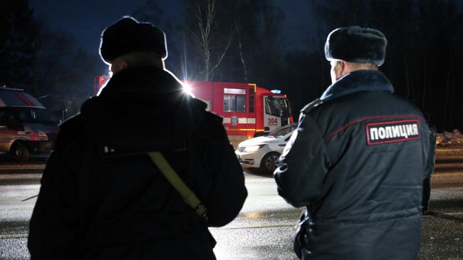Сотрудники полиции и спасатели на месте ДТП Сотрудники полиции и спасатели на месте ДТП