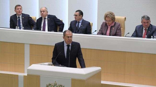 Министр иностранных дел РФ Сергей Лавров выступает на завершающем осеннюю сессию заседании Совета Федерации