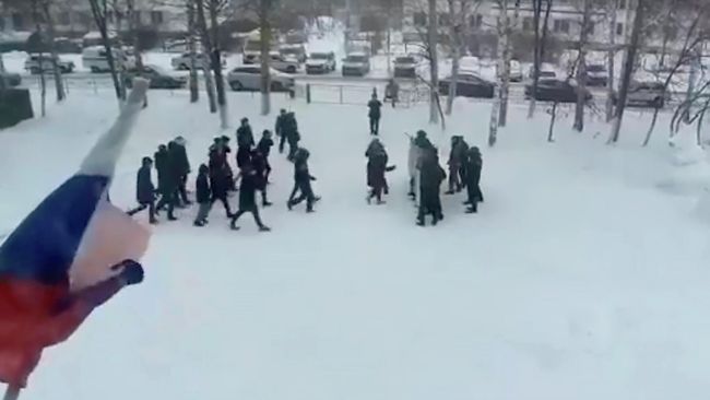 Стоп-кадр видео тактико-строевых занятий на территории Новотроицкой средней школы в Татарстане Стоп-кадр видео тактико-строевых занятий на территории Новотроицкой средней школы в Татарстане