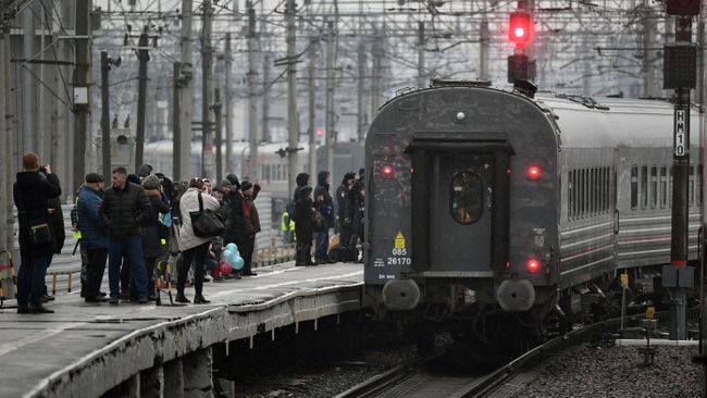 Первый именной состав Таврия во время отправления от перрона на Московского вокзала из Санкт-Петербурга в Севастополь
