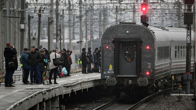 Первый именной состав Таврия во время отправления от перрона на Московского вокзала из Санкт-Петербурга в Севастополь Первый именной состав Таврия во время отправления от перрона на Московского вокзала из Санкт-Петербурга в Севастополь