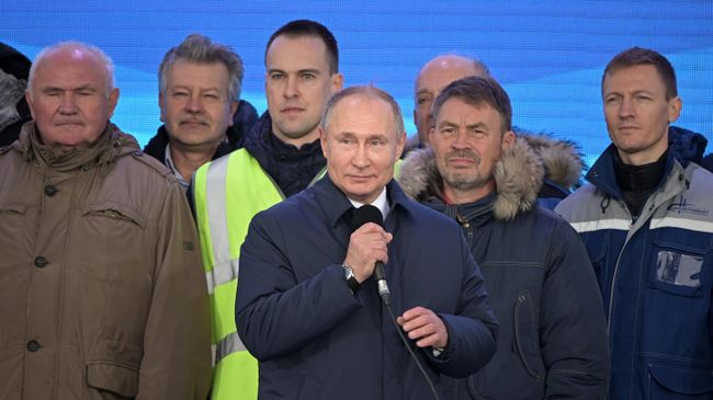 Президент РФ Владимир Путин на церемонии открытия движения по железнодорожной части Крымского моста Президент РФ Владимир Путин на церемонии открытия движения по железнодорожной части Крымского моста