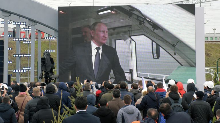 Трансляция поездки президента РФ Владимира Путина в кабине машиниста первого рельсового автобуса перед церемонией открытия движения по железнодорожной части Крымского моста Трансляция поездки президента РФ Владимира Путина в кабине машиниста первого рельсового автобуса перед церемонией открытия движения по железнодорожной части Крымского моста