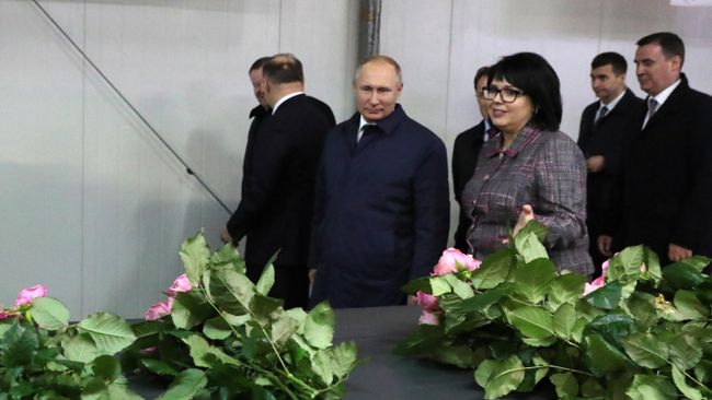 Президент РФ Владимир Путин во время посещения тепличного комплекса Зеленый Дом в поселке Супс. 23 декабря 2019 Президент РФ Владимир Путин во время посещения тепличного комплекса Зеленый Дом в поселке Супс. 23 декабря 2019