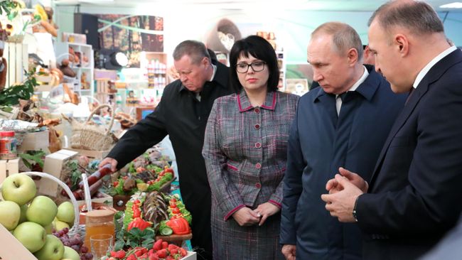 Президент России Владимир Путин во время посещения тепличного комплекса Зелёный Дом в поселке Супс. 23 декабря 2019 Президент России Владимир Путин во время посещения тепличного комплекса Зелёный Дом в поселке Супс. 23 декабря 2019