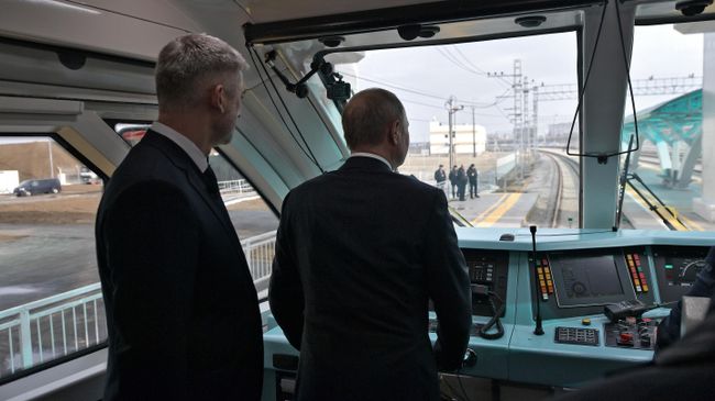 Президент РФ Владимир Путин в кабине машиниста рельсового автобуса, который отправляется в первый рейс по железной дороге Крымского моста Президент РФ Владимир Путин в кабине машиниста рельсового автобуса, который отправляется в первый рейс по железной дороге Крымского моста