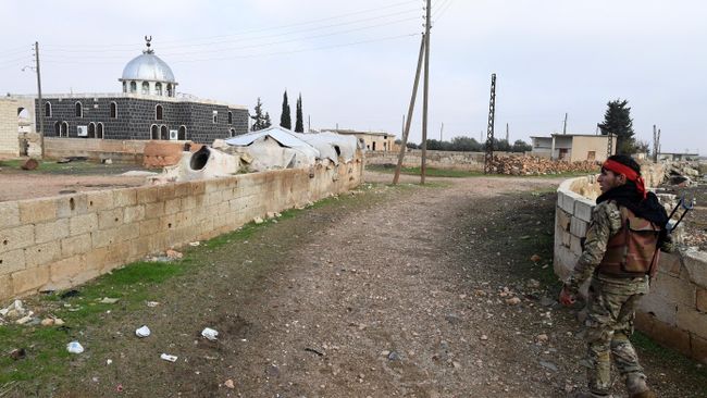 Сирийский ополченец в освобожденном от боевиков поселке Сукейя в провинции Идлиб Сирийский ополченец в освобожденном от боевиков поселке Сукейя в провинции Идлиб