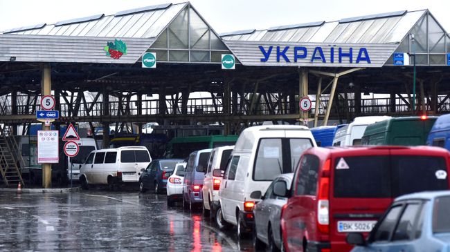 Автомобили на международном пункте пропуска Краковец - Корчева (Украина - Польша) во Львовской области Автомобили на международном пункте пропуска Краковец - Корчева (Украина - Польша) во Львовской области
