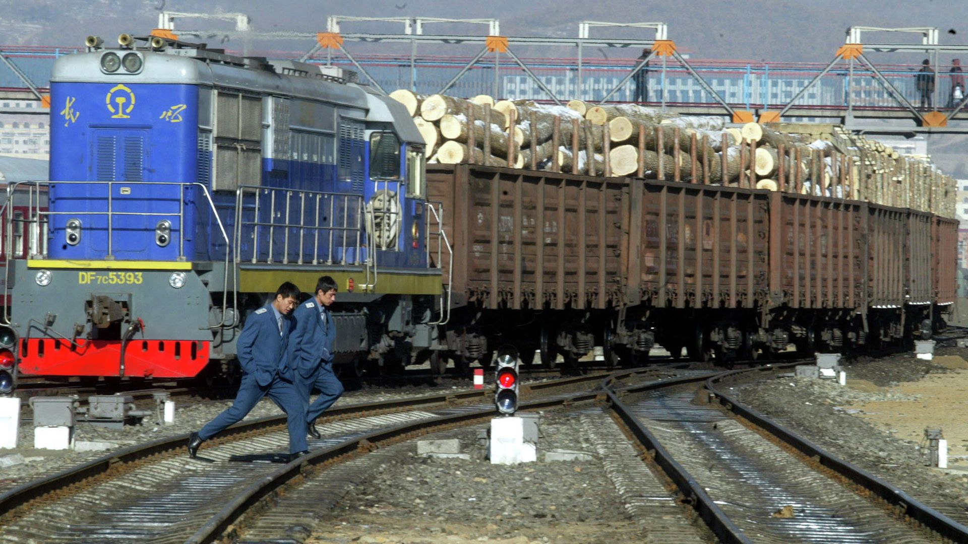 Железнодорожные рабочие возле поезда в Китае Железнодорожные рабочие возле поезда в Китае - РИА Новости, 1920, 14.01.2022