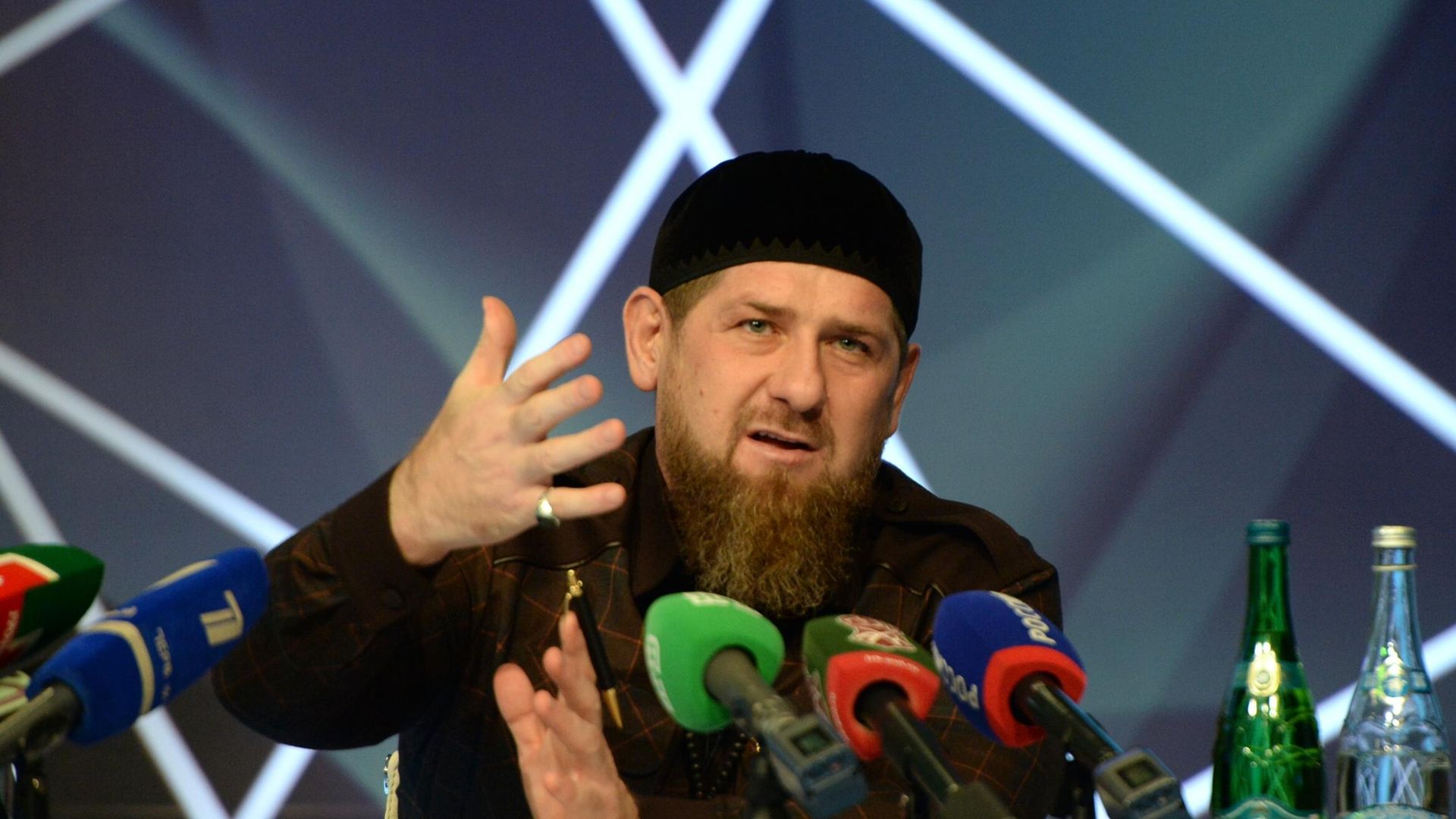 Глава Чеченской Республики Рамзан Кадыров на пресс-конференции в студии телеканала Грозный Глава Чеченской Республики Рамзан Кадыров на пресс-конференции в студии телеканала Грозный - РИА Новости, 1920, 24.12.2019