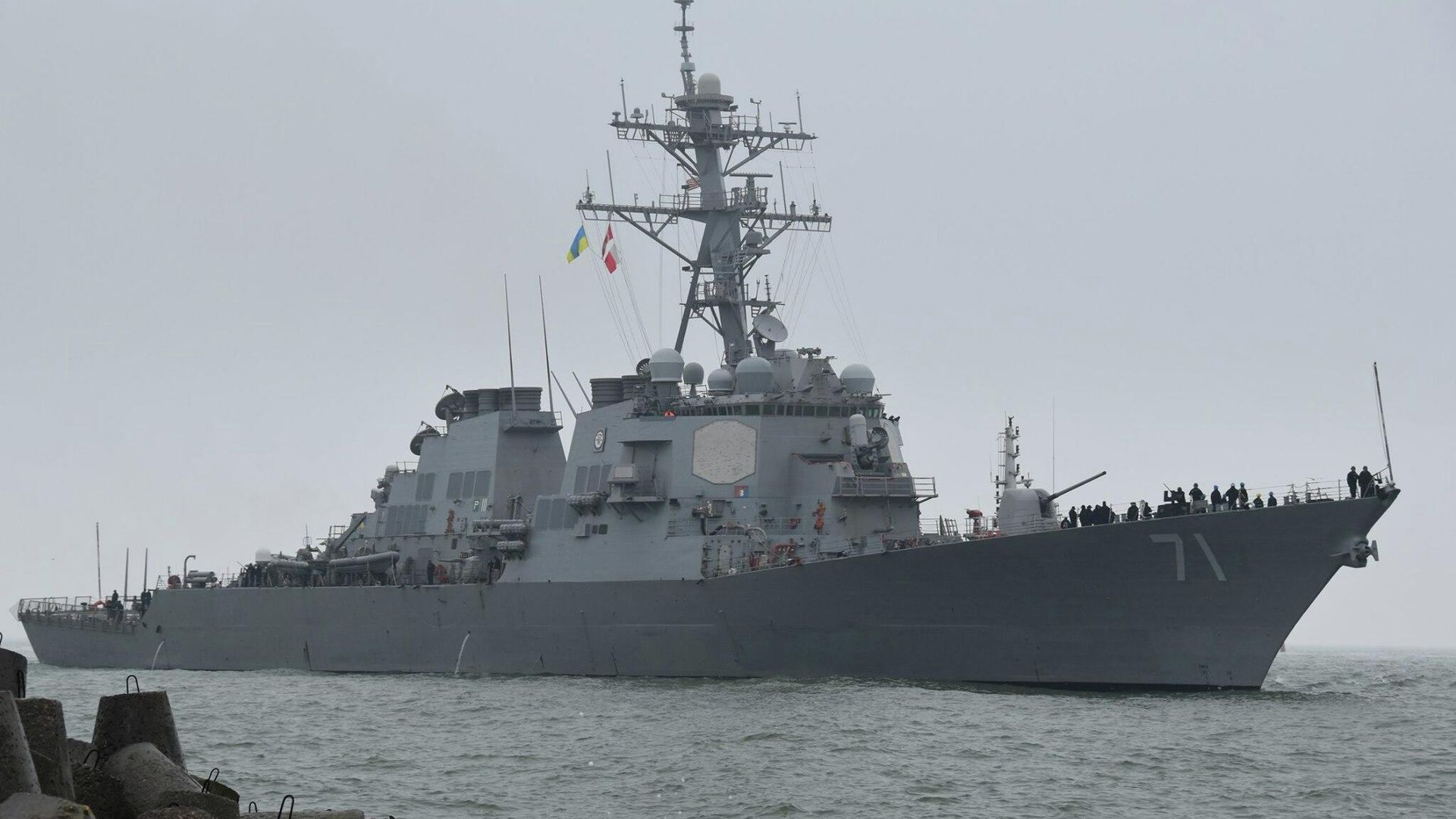 Американский ракетный эсминец USS Ross в порту Одессы Американский ракетный эсминец USS Ross в порту Одессы - РИА Новости, 1920, 30.06.2021