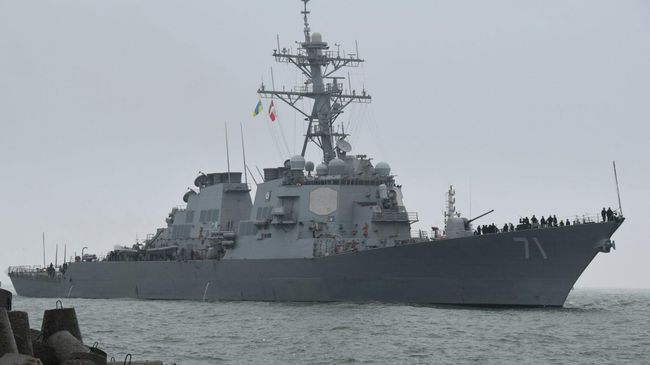 Американский ракетный эсминец USS Ross в порту Одессы Американский ракетный эсминец USS Ross в порту Одессы