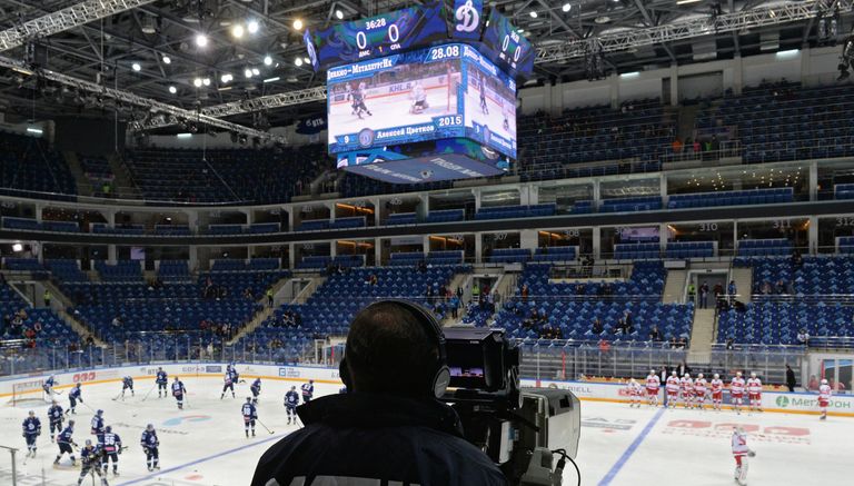 Оператор общедоступного телеканала перед началом трансляции матча КХЛ Оператор общедоступного телеканала перед началом трансляции матча КХЛ