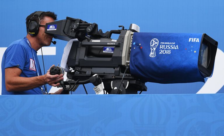 Видеооператор снимает матч чемпионата мира по футболу в России Видеооператор снимает матч чемпионата мира по футболу в России