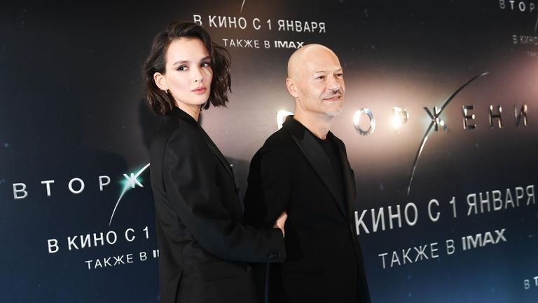 Кинорежиссер Федор Бондарчук и актриса Паулина Андреева на премьере фильма Вторжение Кинорежиссер Федор Бондарчук и актриса Паулина Андреева на премьере фильма Вторжение