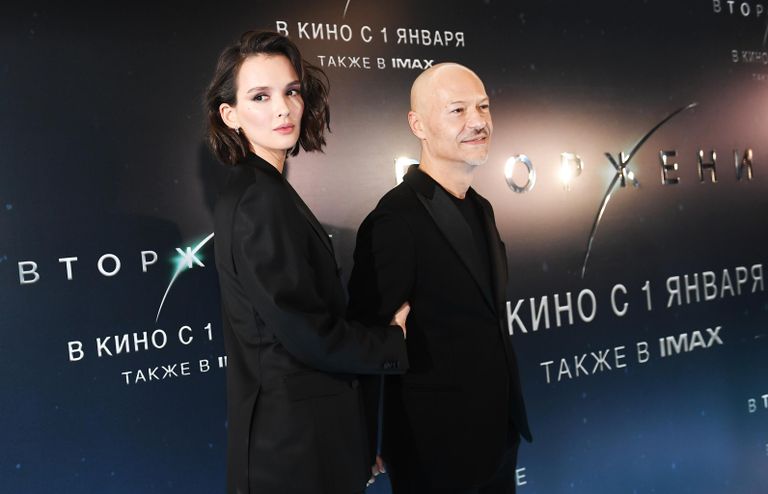 Кинорежиссер Федор Бондарчук и актриса Паулина Андреева на премьере фильма Вторжение Кинорежиссер Федор Бондарчук и актриса Паулина Андреева на премьере фильма Вторжение