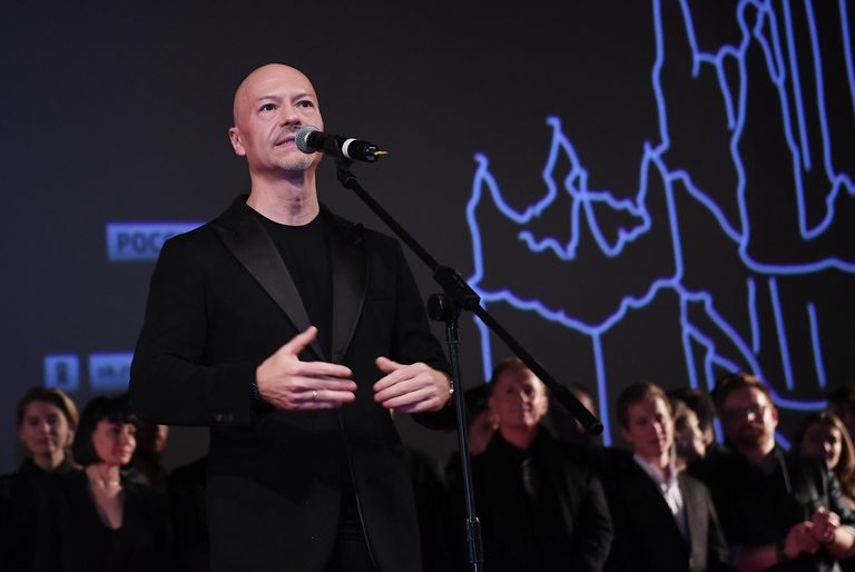 Режиссер Федор Бондарчук выступает на премьере фильма Вторжение в кинотеатре Октябрь Режиссер Федор Бондарчук выступает на премьере фильма Вторжение в кинотеатре Октябрь