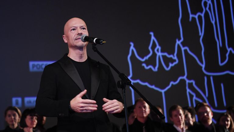 Режиссер Федор Бондарчук выступает на премьере фильма Вторжение в кинотеатре Октябрь Режиссер Федор Бондарчук выступает на премьере фильма Вторжение в кинотеатре Октябрь