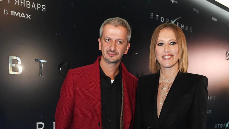 Режиссер Константин Богомолов и телеведущая Ксения Собчак на премьере фильма Вторжение Режиссер Константин Богомолов и телеведущая Ксения Собчак на премьере фильма Вторжение