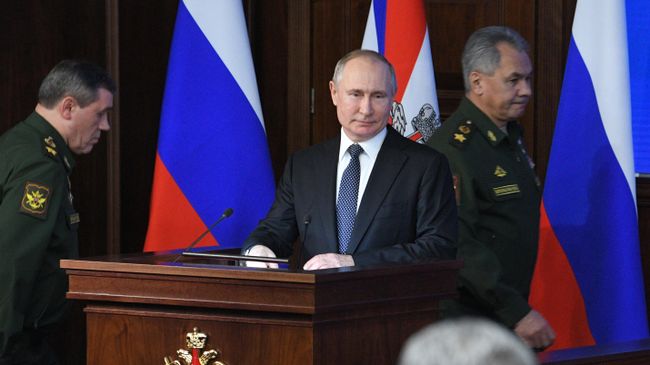 Верховный главнокомандующий, президент России Владимир Путин на ежегодном расширенном заседании коллегии министерства обороны Верховный главнокомандующий, президент России Владимир Путин на ежегодном расширенном заседании коллегии министерства обороны