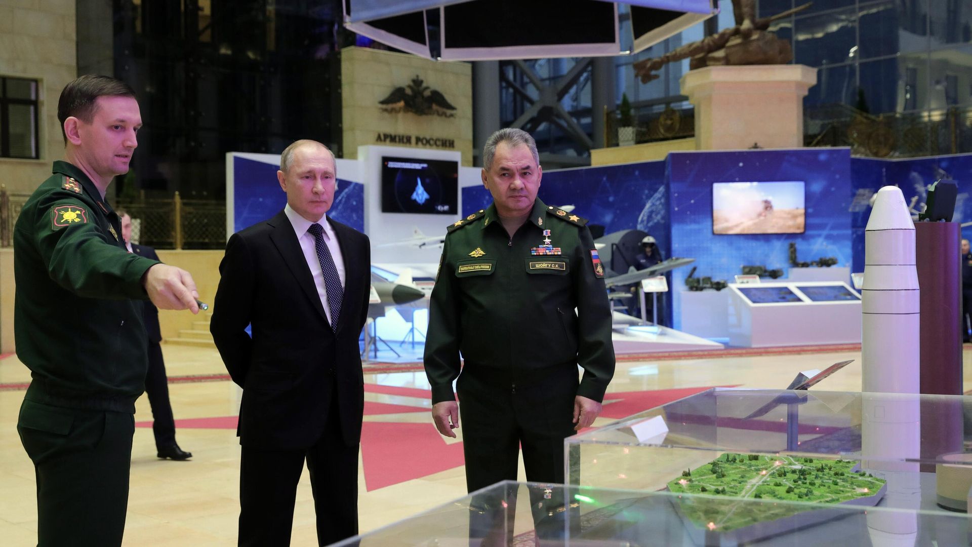 Верховный главнокомандующий, президент РФ Владимир Путин и министр обороны РФ, генерал армии Сергей Шойгу перед началом ежегодного расширенного заседания коллегии министерства обороны РФ Верховный главнокомандующий, президент РФ Владимир Путин и министр обороны РФ, генерал армии Сергей Шойгу перед началом ежегодного расширенного заседания коллегии министерства обороны РФ - РИА Новости, 1920, 24.12.2019