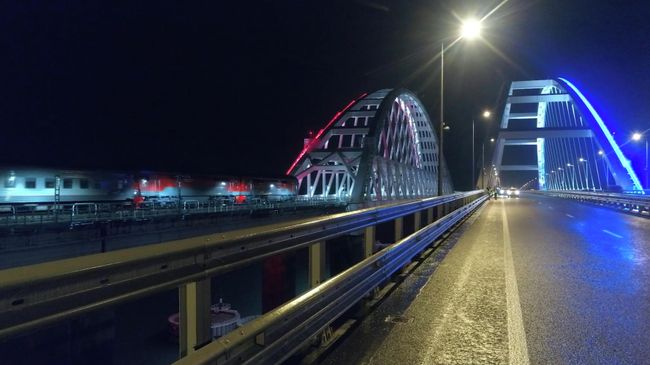 Проход первого пассажирского поезда по Крымскому мосту
