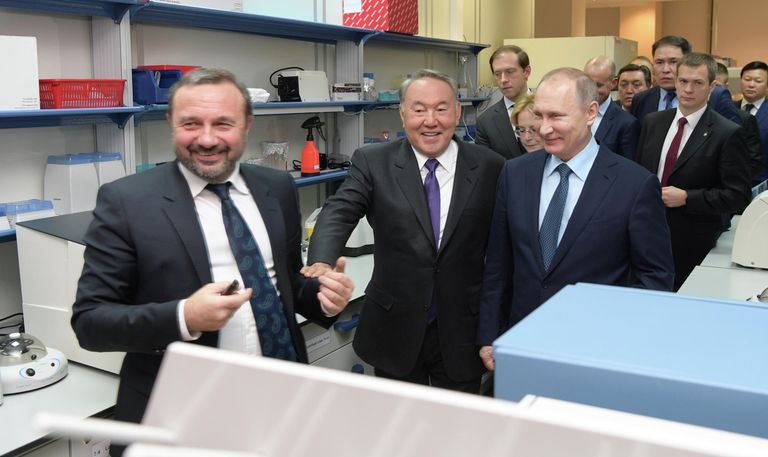 Президент РФ Владимир Путин и первый президент Республики Казахстан Нурсултан Назарбаев