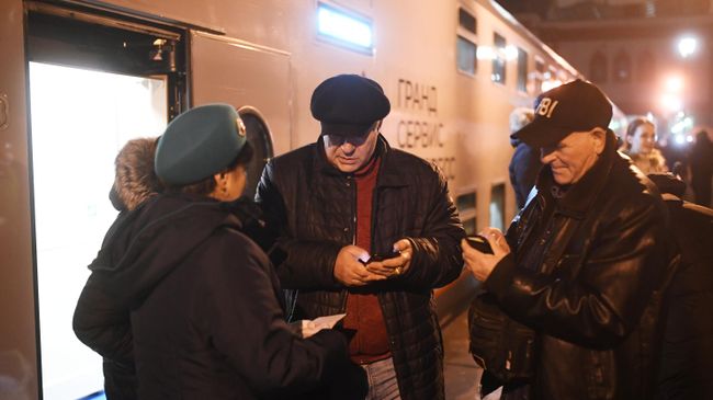 Поезд Таврия, следующий по маршруту Москва - Симферополь, перед отправлением с Казанского вокзала Поезд Таврия, следующий по маршруту Москва - Симферополь, перед отправлением с Казанского вокзала