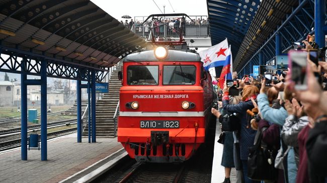 Поезд Таврия, следующий по маршруту Санкт-Петербург — Севастополь, прибывает на станцию Севастополь Поезд Таврия, следующий по маршруту Санкт-Петербург — Севастополь, прибывает на станцию Севастополь